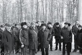 16 февраля 2005 года. Каждый год в этот день бывший экипаж "Михаила Лермонтова" собирается на Серафимовском кладбище у надгробия Павла Заглядимова - единственного человека, погибшего во время крушения