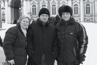 Февраль 2005 года. Слева направо: Сара Пэрис (жена Митчела), Андрей Сухоруков и Георгий Богданов
