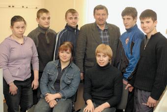 Наставник и подрастающее поколение торжокских самбистов