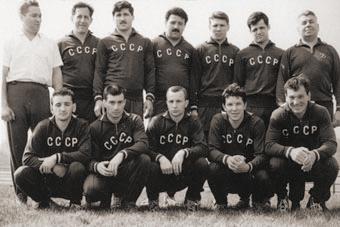 Сборная СССР 1963-го года. Слева направо стоят: Владлен Андреев, Генрих Шульц, Анзор Киброцашвили, Анзор Кикнадзе, Альфред Каращук, Борис Мищенко, Василий Маслов; сидят: Арон Боголюбов, Роберт Джагамадзе, Олег Степанов, Владимир Панкратов, Анатолий Бондаренко